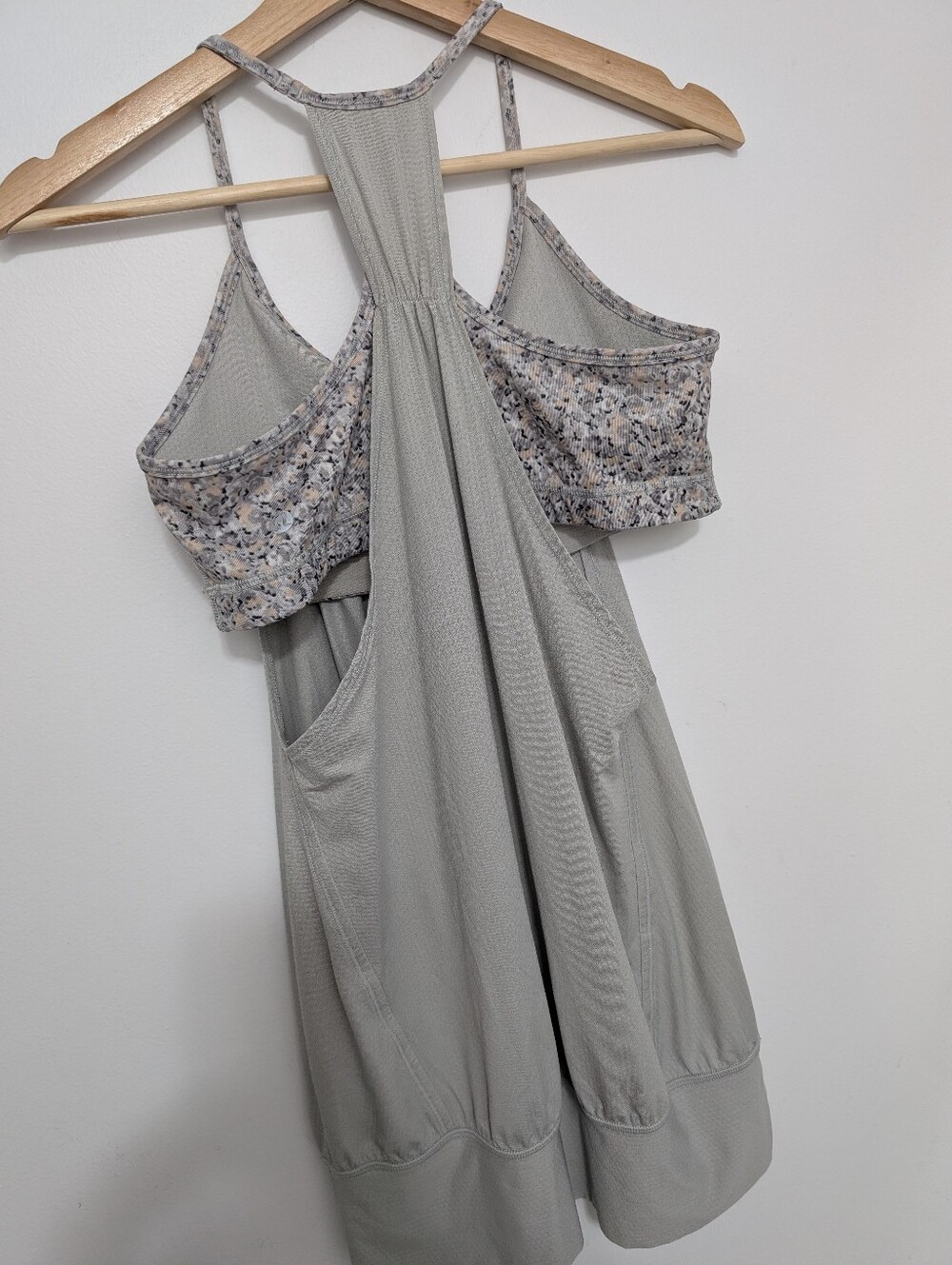 Lululemon 8 No Limits Tank Top Silver Spoon Petite Fleur Grey Built in Bra Flowy - Picture 2 of 16